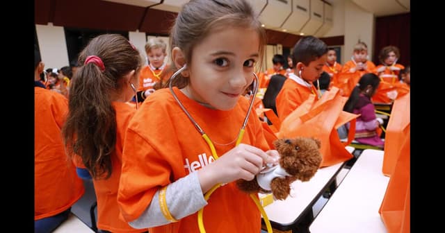 Glendale doctor teaches first-graders healthy habits and skills