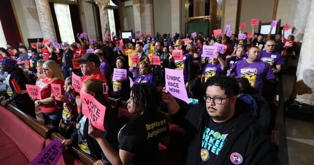 In deal with business leaders, $30 minimum wage for L.A. hotel and airport workers will be delayed