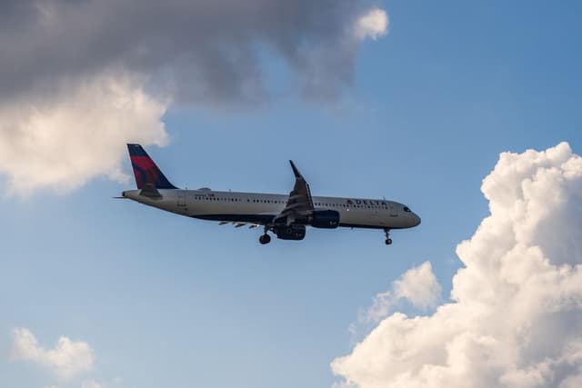 Emergency return: 200 passengers evacuate Delta flight in Atlanta