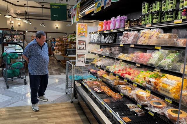 US economy slows, yet Americans still spending in face of inflation