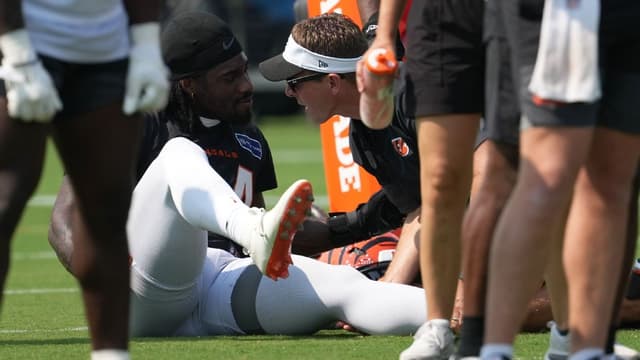 Bengals' Shemar Stewart carted off with left leg injury