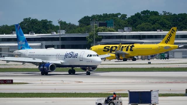JetBlue wins Spirit slots at LaGuardia, considers moving terminals