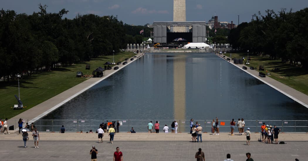 Trump Remakes Washington, D.C., Into a Maze of Fences and Guard Members