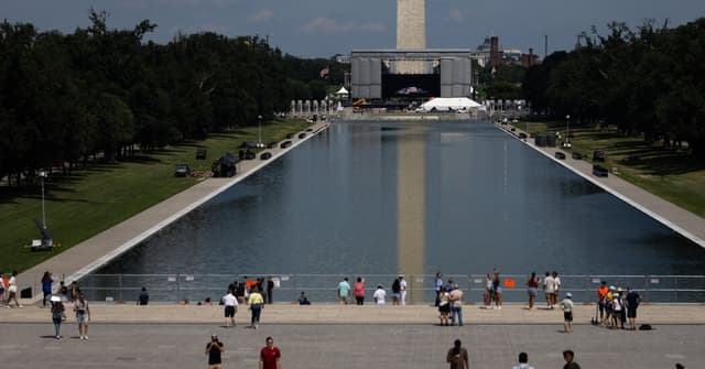 Trump Remakes Washington, D.C., Into a Maze of Fences and Guard Members