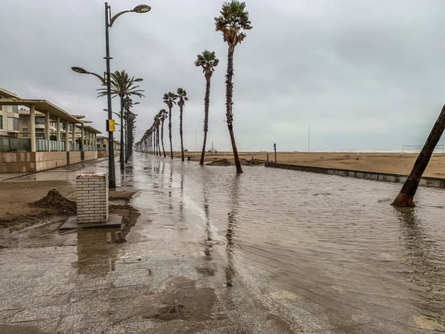 Coastal flood advisory affecting Los Angeles County Beaches until 2 a.m. Wednesday
