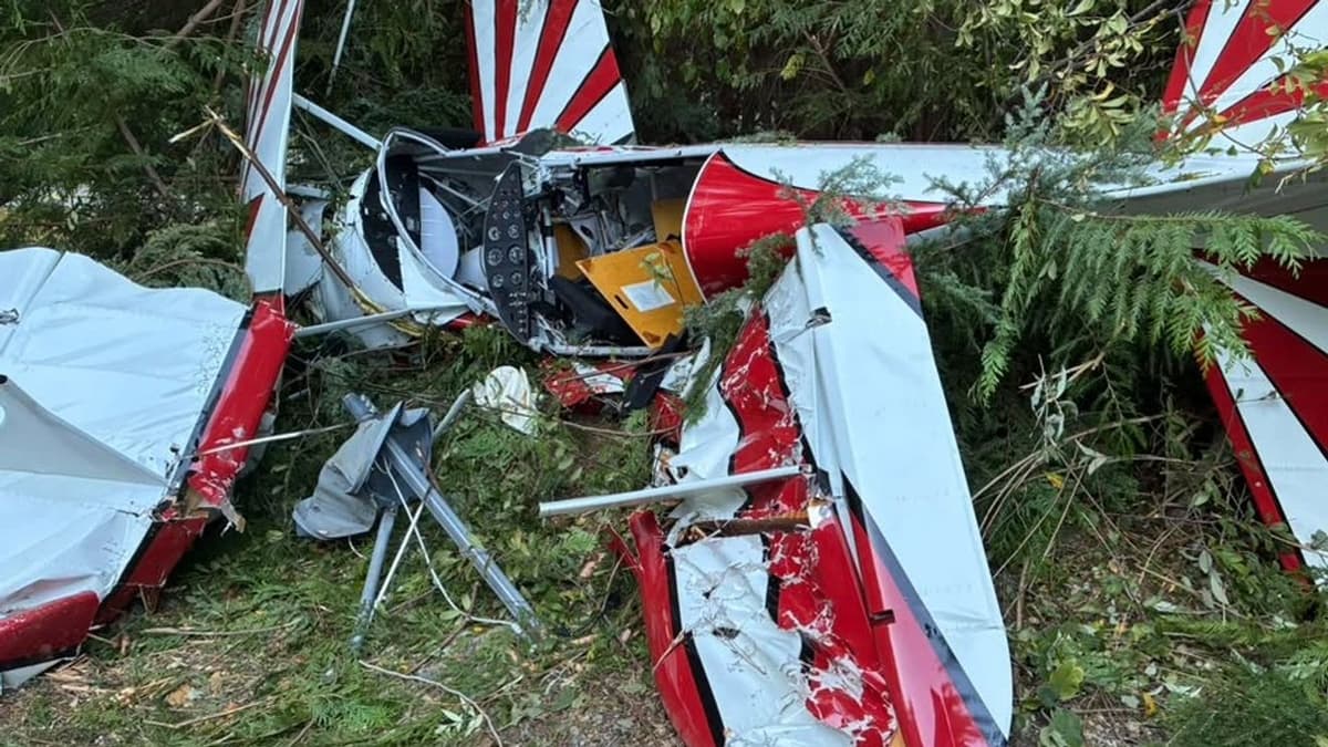 Small plane crashes in residential neighborhood in Lake Stevens, emergency crews on scene