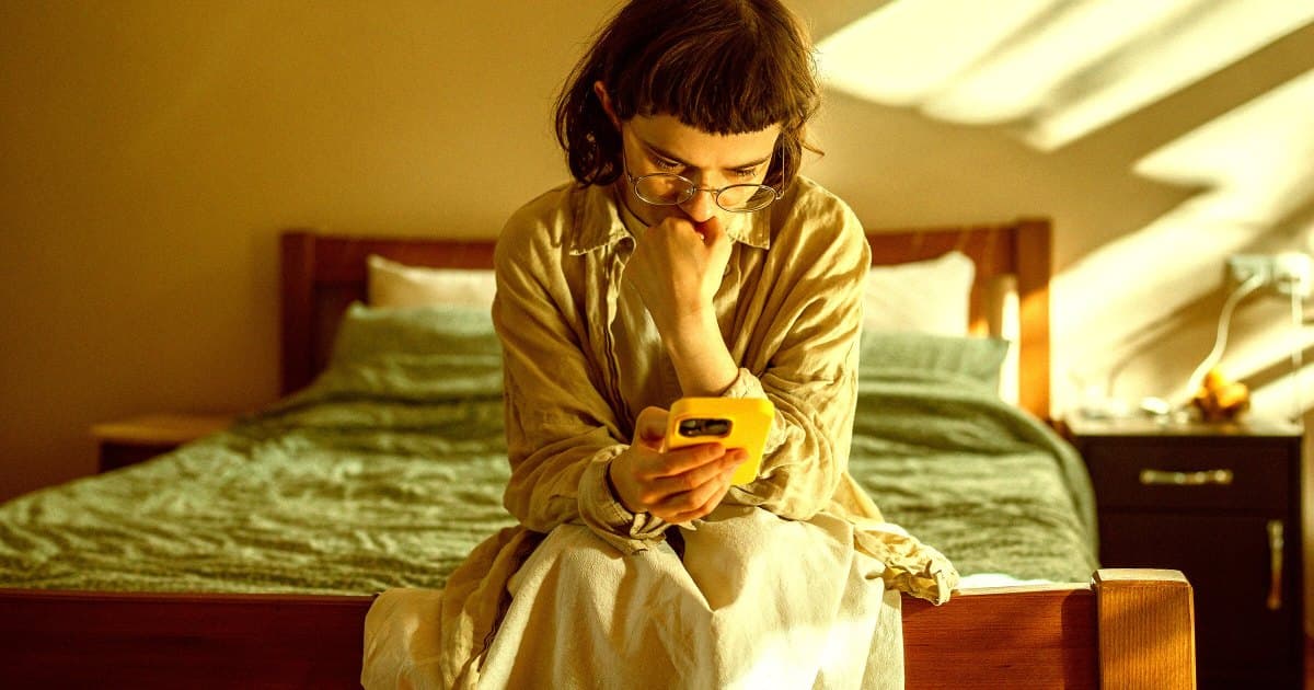 Horrifying Research Finds What Happens to 12-Year-Olds Who Get Smart Phones