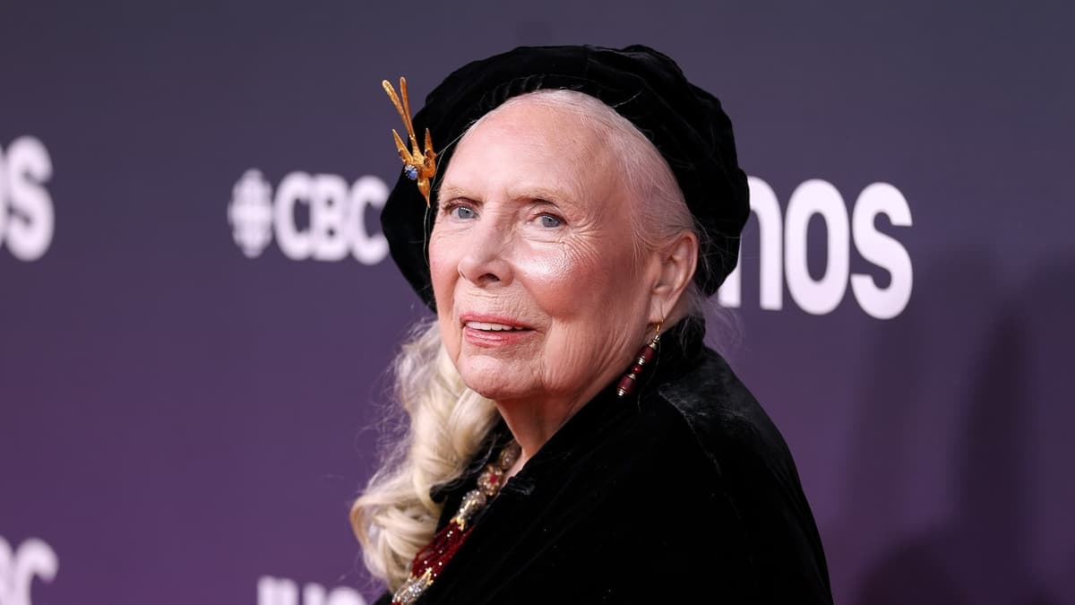 Legendary singer-songwriter Joni Mitchell becomes US citizen