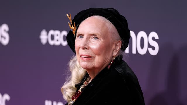 Legendary singer-songwriter Joni Mitchell becomes US citizen