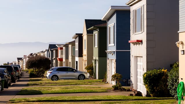 Mortgage rates drop for the first time in 2 months, but demand falls